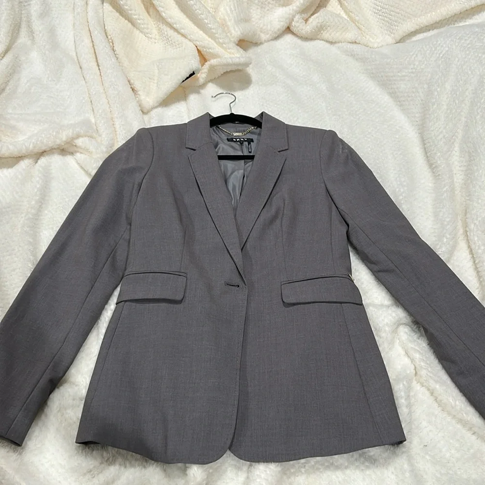 DKNY SUIT, Brand new Never used - Picture 1 of 2